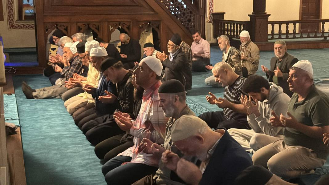 Şehitler ve Filistinliler için sabah namazında tüm camilerde dua edildi - Resim: 19